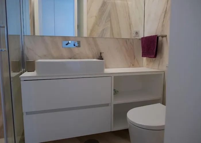 Appartement Spacious W/ Balcony & Ac By Lovelystay