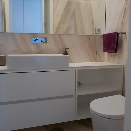 Apartment Spacious W/ Balcony & Ac By Lovelystay