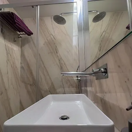 Apartment Spacious W/ Balcony & Ac By Lovelystay