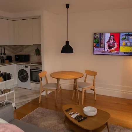 Lägenhet Spacious W/ Balcony & Ac By Lovelystay *