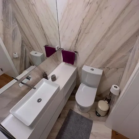 Spacious W/ Balcony & Ac By Lovelystay * Oporto